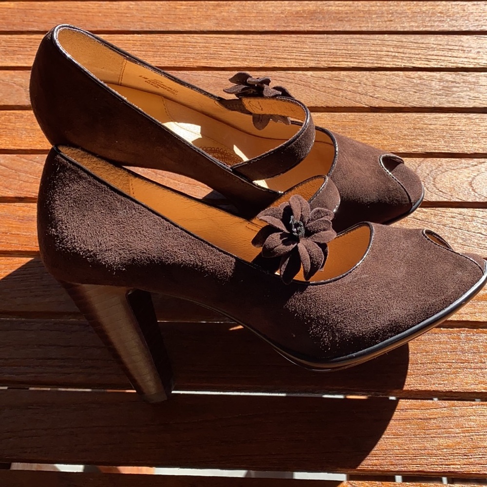 Sofft Brown Suede Peep Toe Pump - Picture 2 of 4